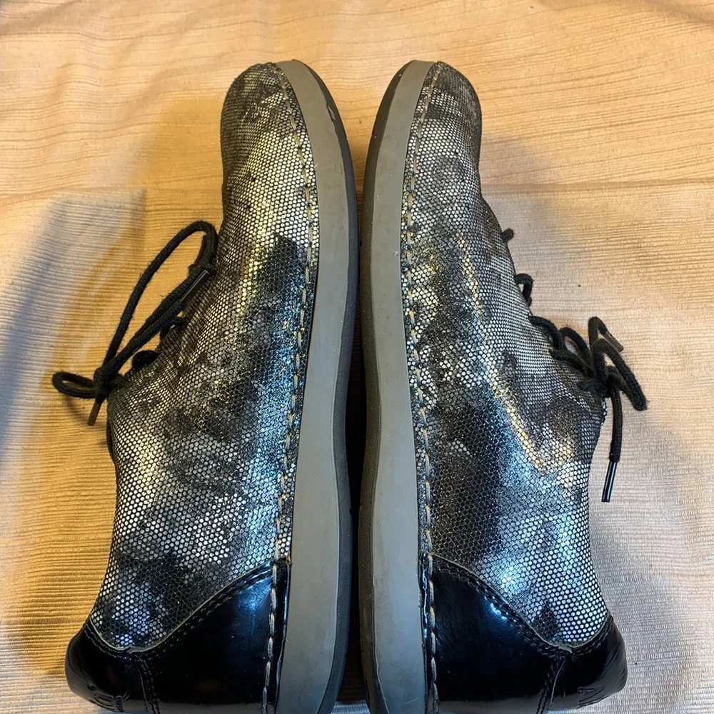 Alegria leather lace up shoes in EUC w/silver colr